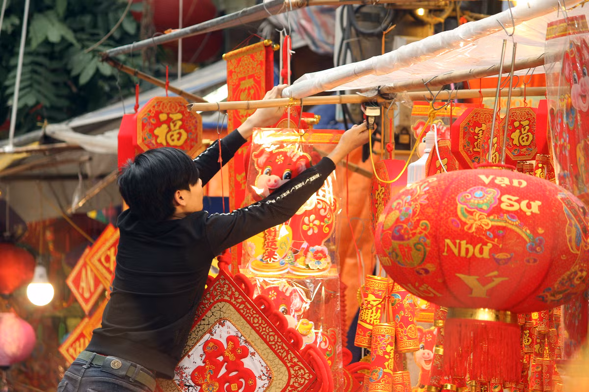 Sắc đỏ rực rỡ của các sản phẩm trang trí Tết ngập tràn phố Hàng Mã.