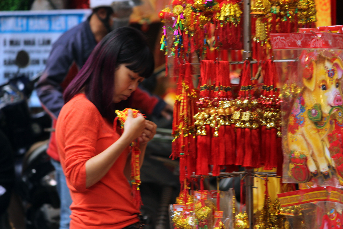 Các chủ cửa hàng trên phố Hàng Mã cũng nhộn nhịp hơn vào những ngày cận Tết Nguyên đán 2019.