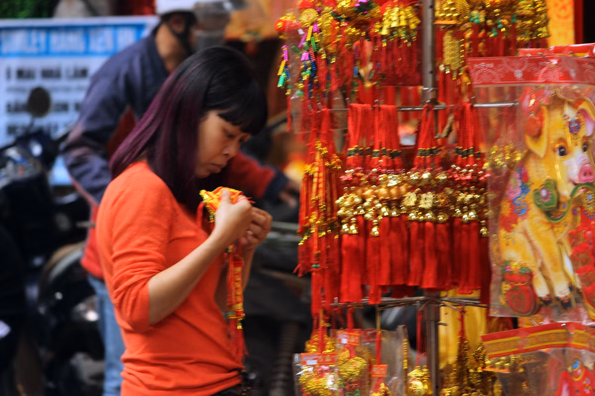 Các chủ cửa hàng trên phố Hàng Mã cũng nhộn nhịp hơn vào những ngày cận Tết Nguyên đán 2019.