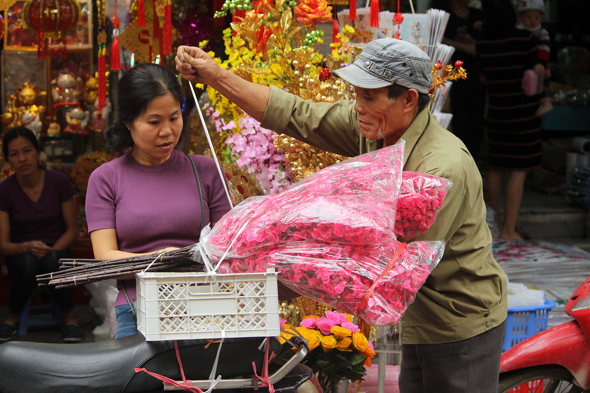 Người dân thỏa sức lựa chọn những đồ trang trí ngày Tết ở phố Hàng Mã.