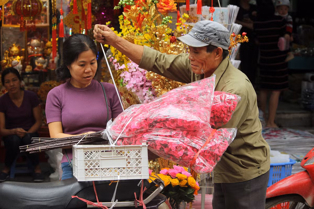 Người dân thỏa sức lựa chọn những đồ trang trí ngày Tết ở phố Hàng Mã.