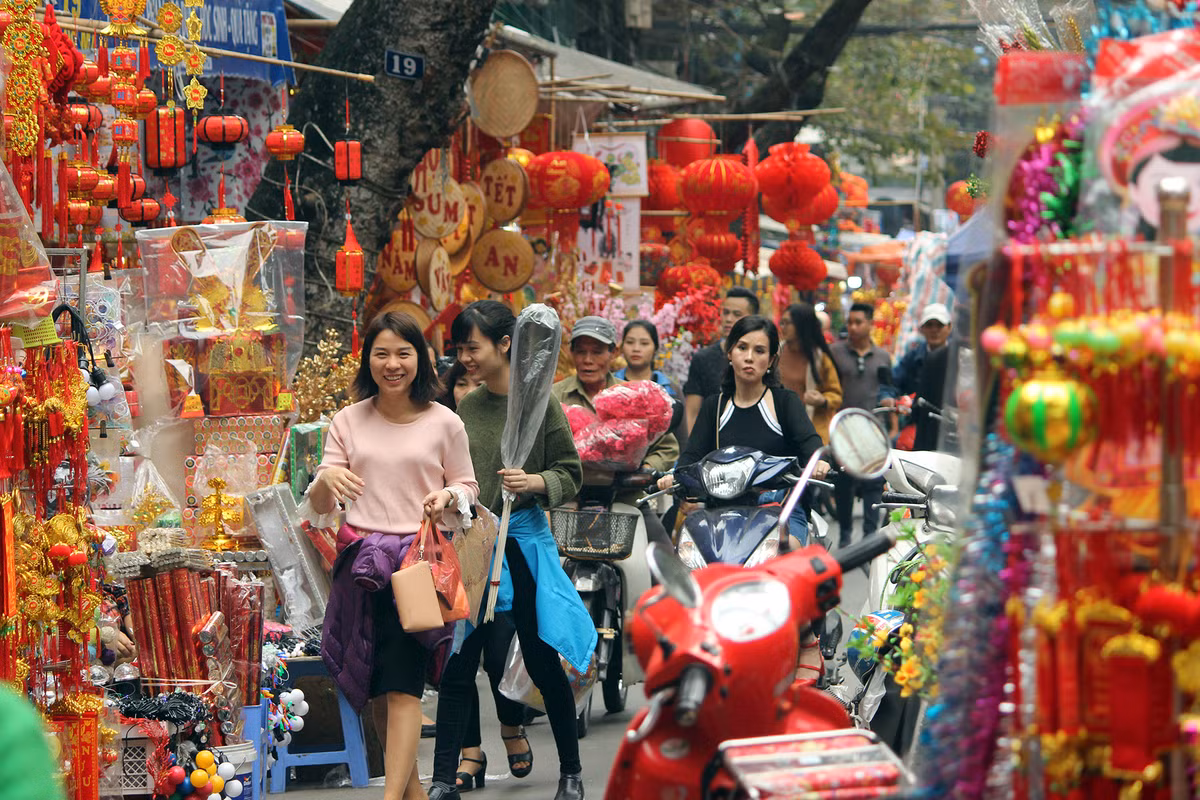 Trong khi đó, trên con phố Hàng Mã (Hoàn Kiếm, Hà Nội) đồ trang trí, biểu tượng cho Tết Nguyên đán Kỷ Hợi 2019 được trang hoàng lung linh, nhuộm sắc đỏ rực rỡ