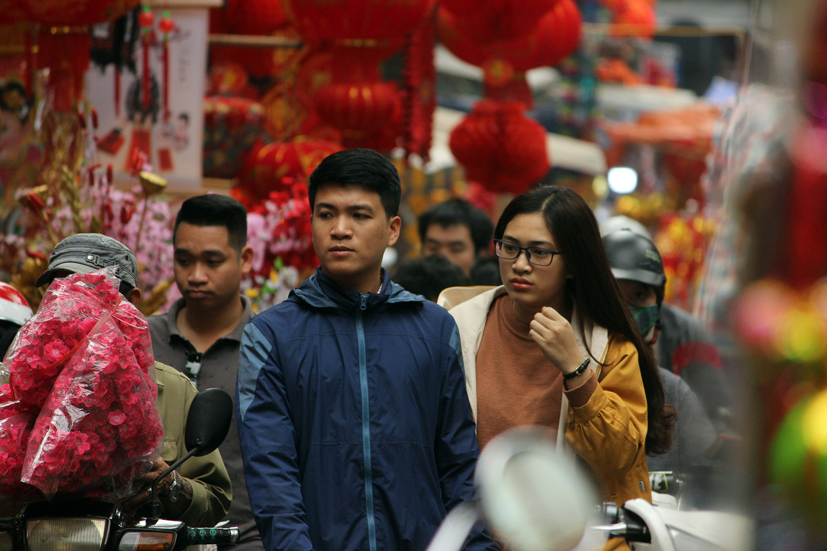 Nhiều bạn trẻ khá thích thú khi đến không gian phố Hàng Mã những ngày cận Tết Nguyên đán.