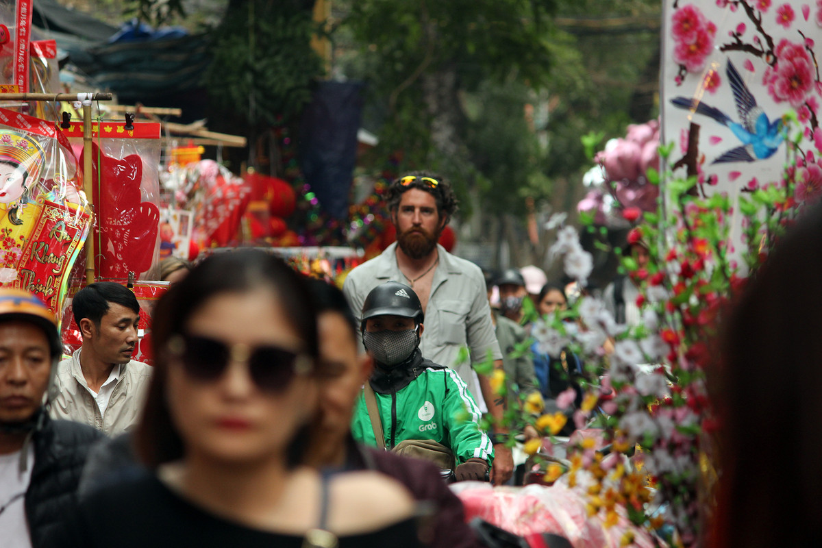 Không khí xuân ngập tràn phố Hàng Lược.