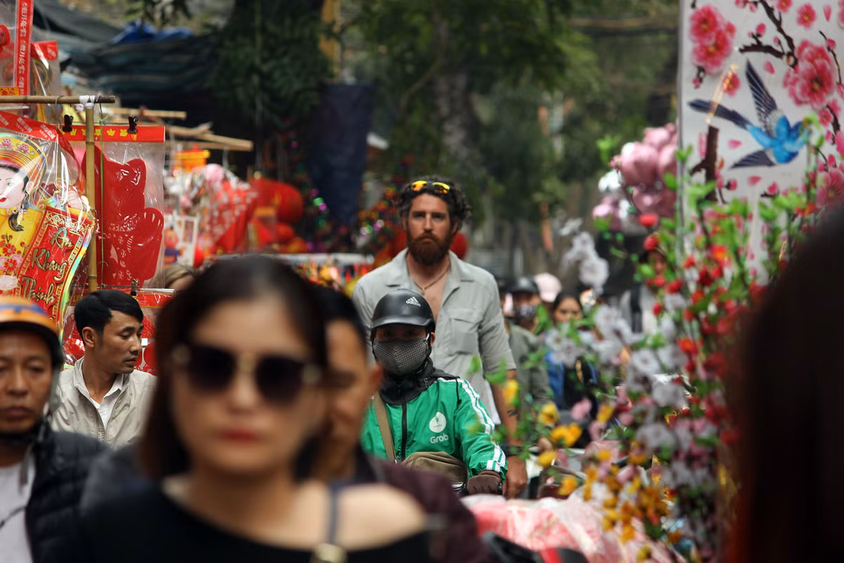 Không khí xuân ngập tràn phố Hàng Lược.