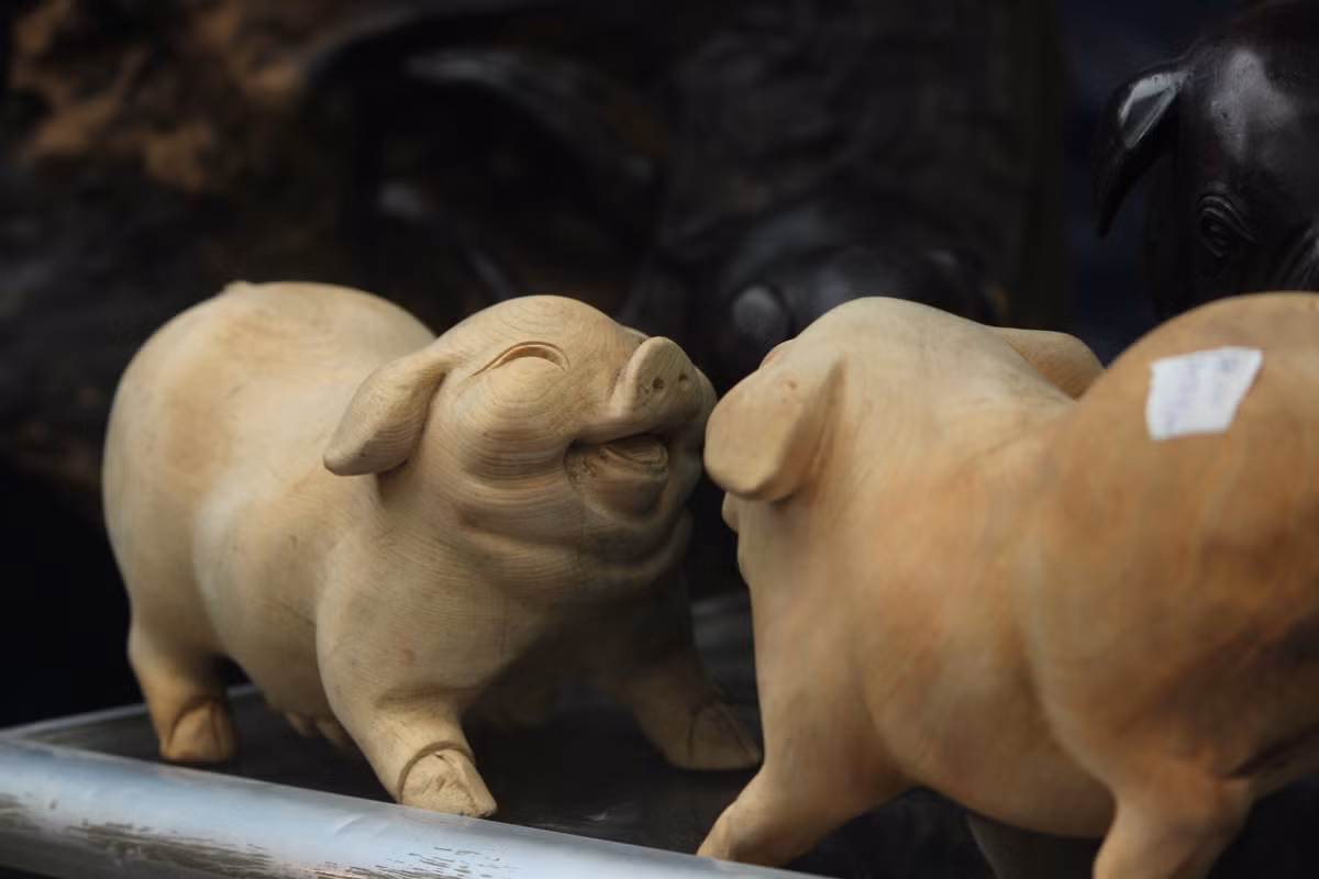 Những chú lợn linh vật cho Tết Nguyên đán Kỷ Hợi 2019 cũng được bày bán.