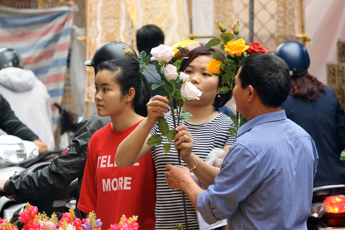 Chợ hoa Hàng Lược khá thu hút cánh mày râu.