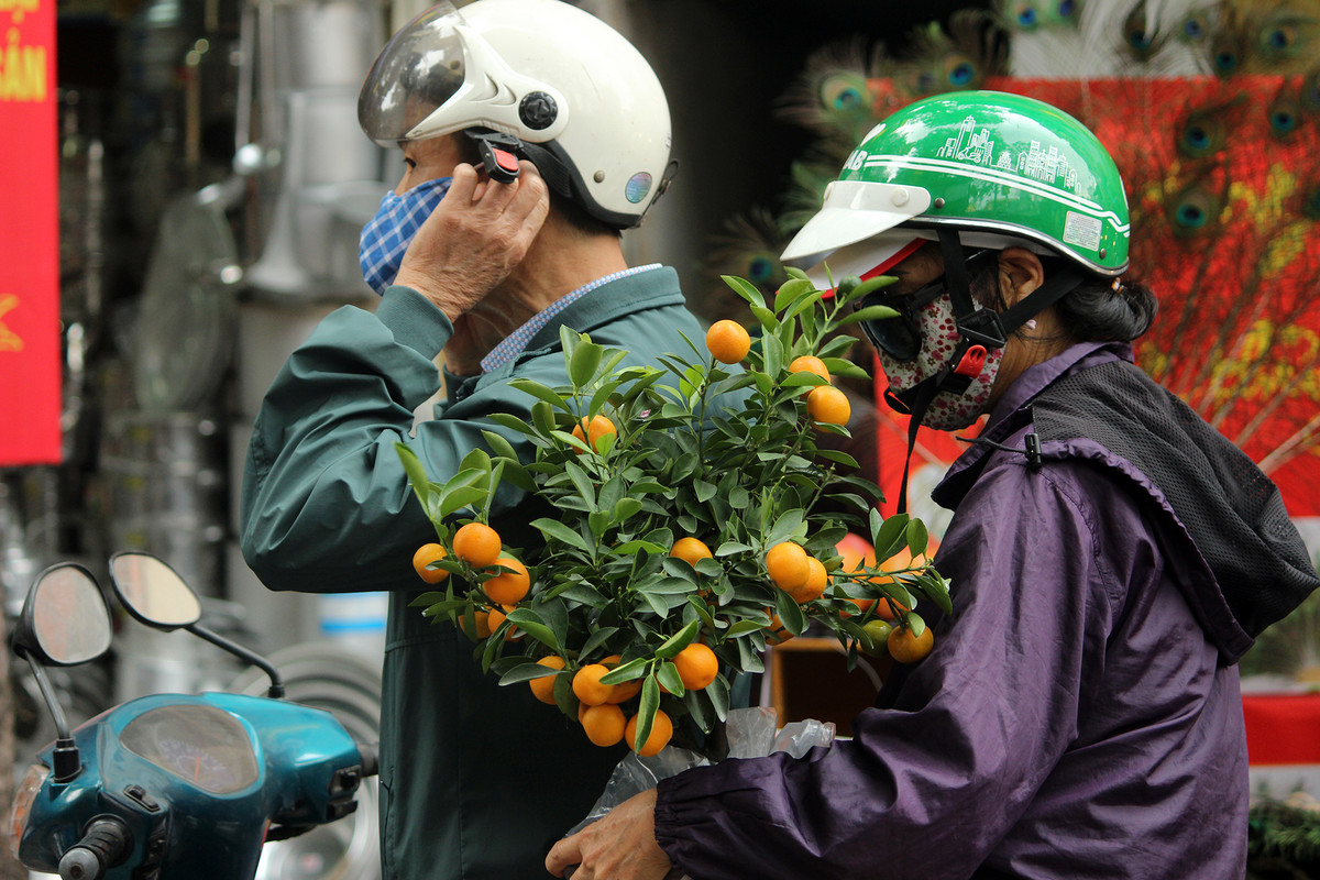 "Hộ tống" vợ đến phiên chợ hoa Hàng Lược.