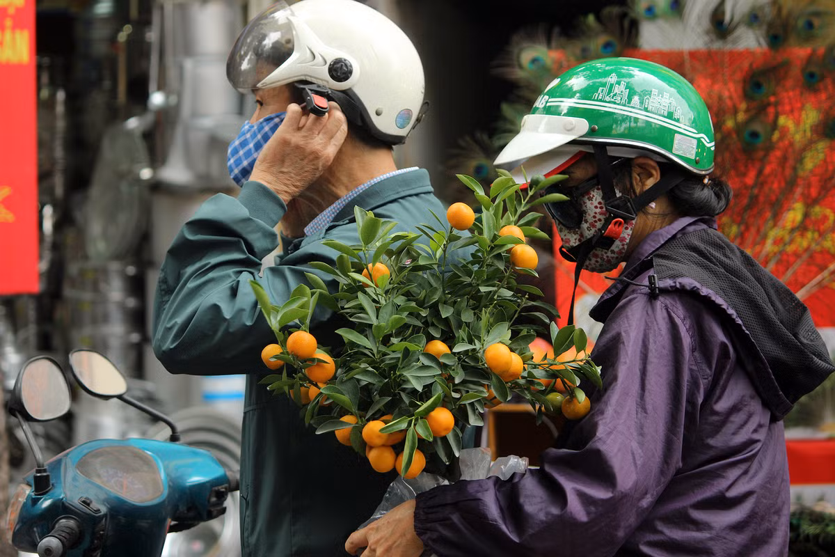 "Hộ tống" vợ đến phiên chợ hoa Hàng Lược.