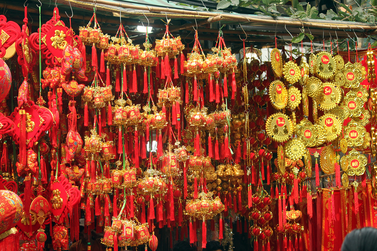 Những đồ trang trí đẹp lung linh ở phố Hàng Mã.