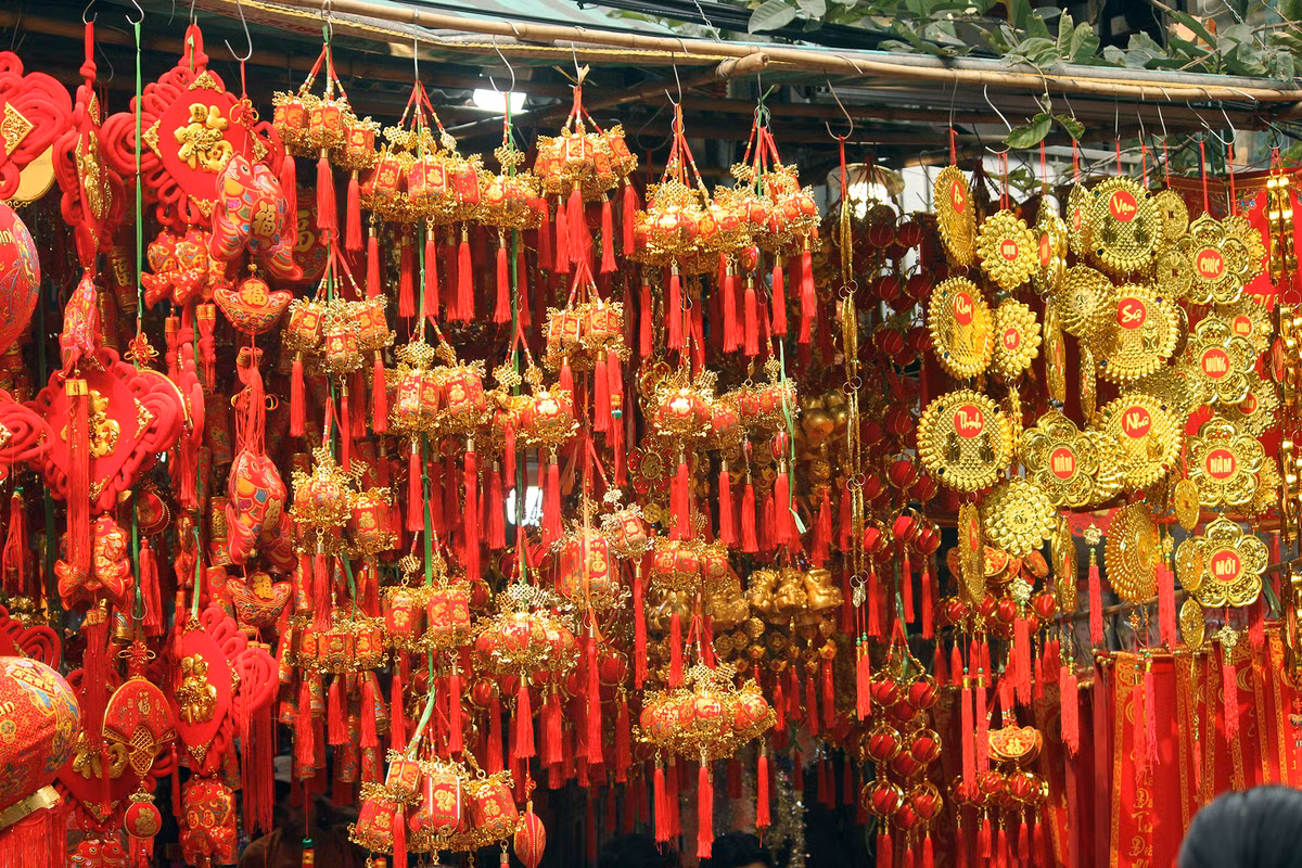 Những đồ trang trí đẹp lung linh ở phố Hàng Mã.