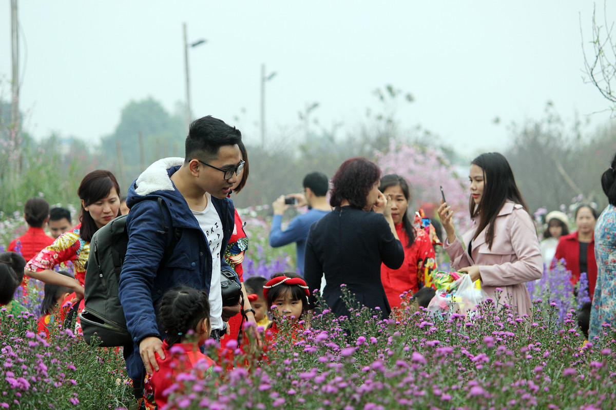 Dịp cuối tuần càng nhiều người đổ xô đến đây càng đông.