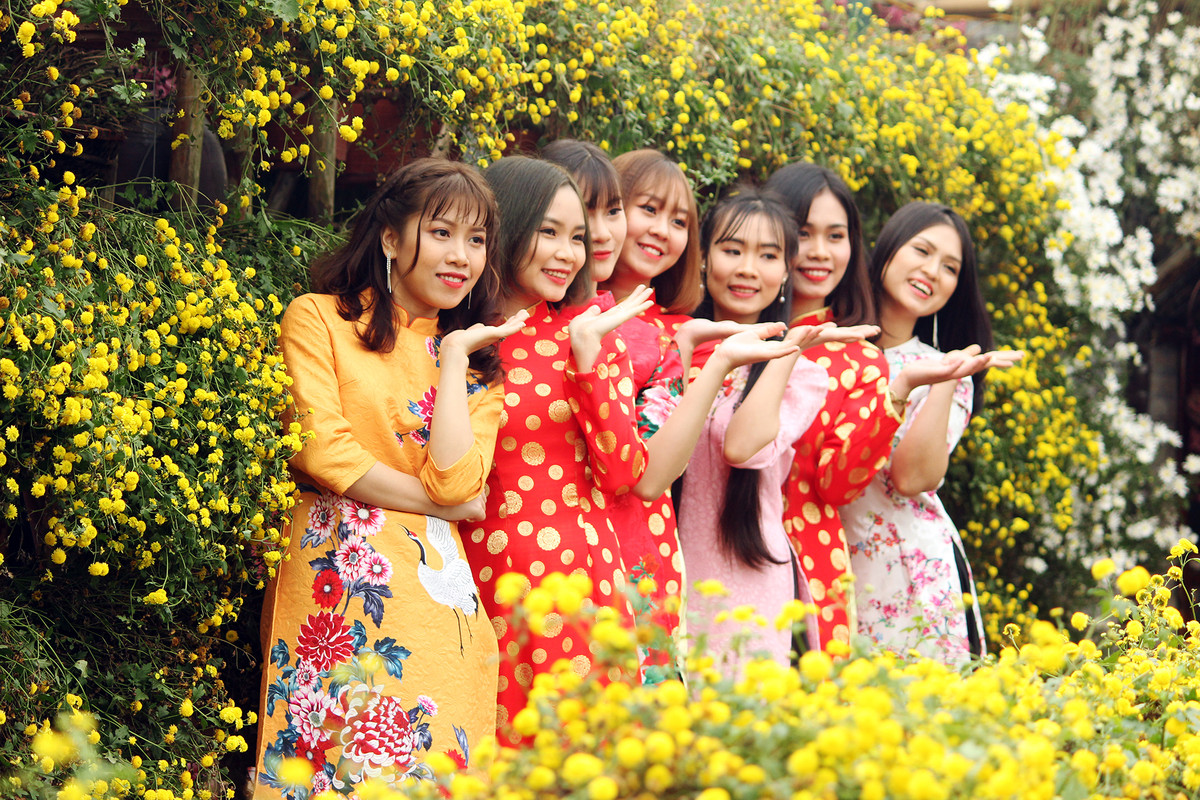 Dàn thiếu nữ đua nhau tạo dáng, khoe sắc bên những cánh hoa.