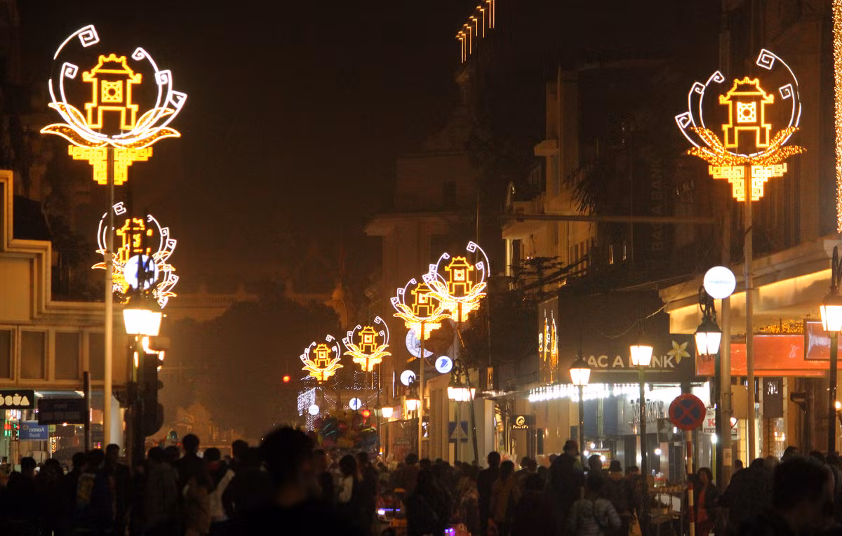 Dọc phố Tràng Tiền được trang trí bởi những dải đèn hoa và Văn Miếu - Quốc Tử Giám.