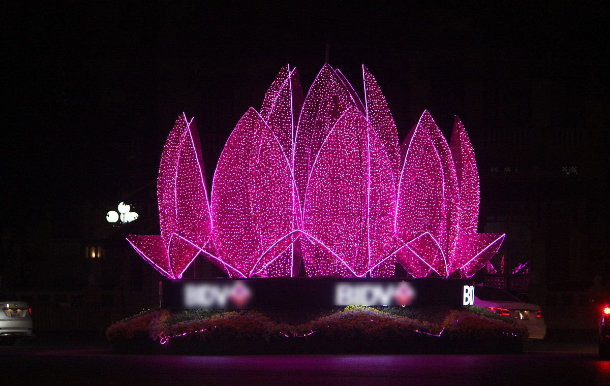 Biểu tượng hoa sen tại vòng xuyến Điện Biên Phủ rực rỡ về đêm.