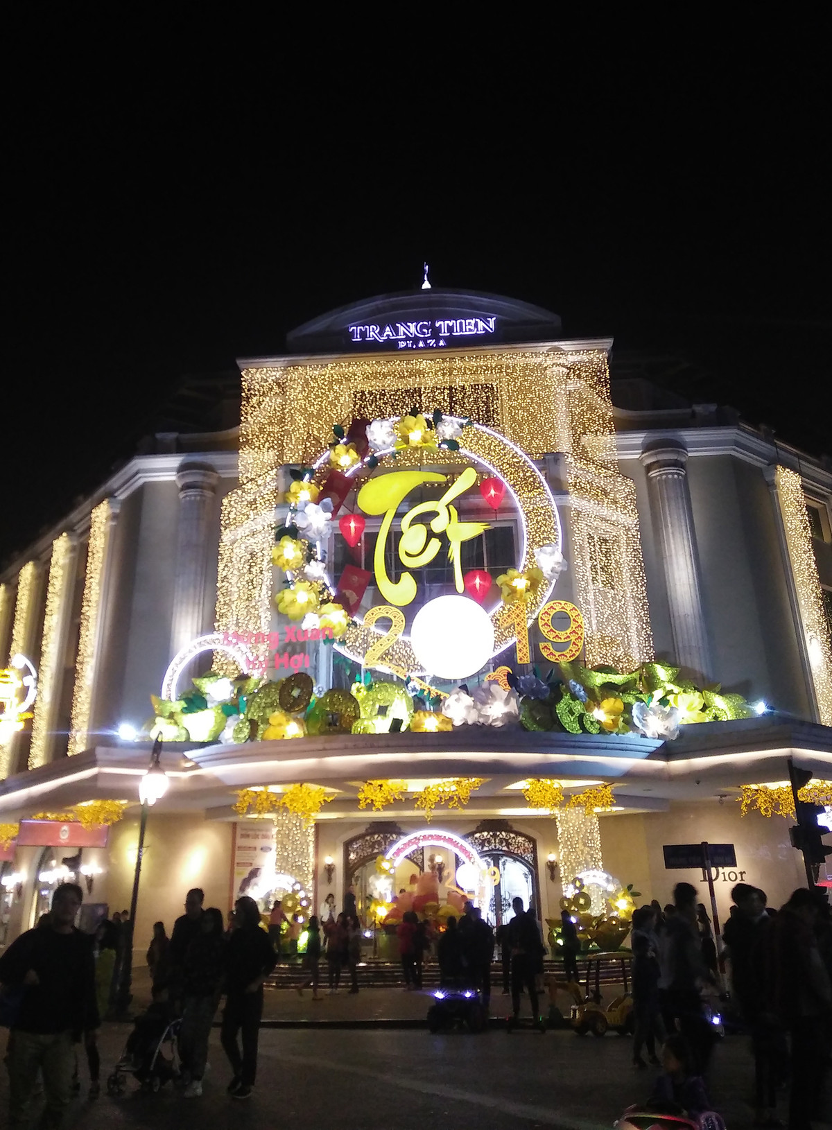 Về đêm, các trung tâm thương mại ở Hà Nội càng trở nên trang hoàng hơn...