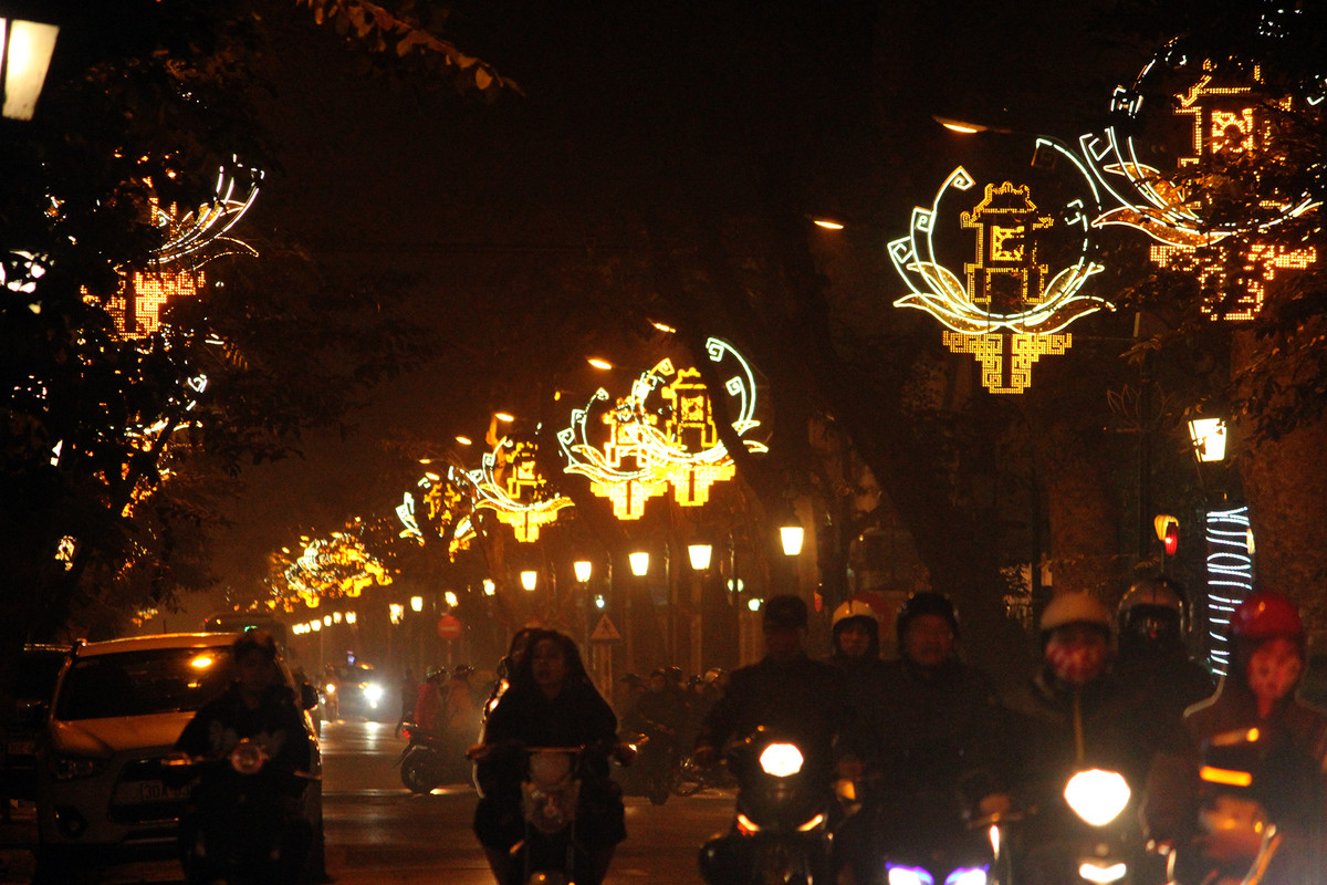 Biểu tượng Hà Nội được trang trí trên phố Tràng Thi giống với phố Tràng Tiền.