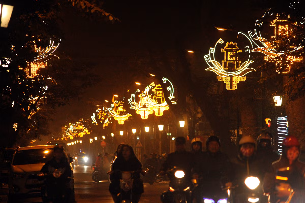 Biểu tượng Hà Nội được trang trí trên phố Tràng Thi giống với phố Tràng Tiền.