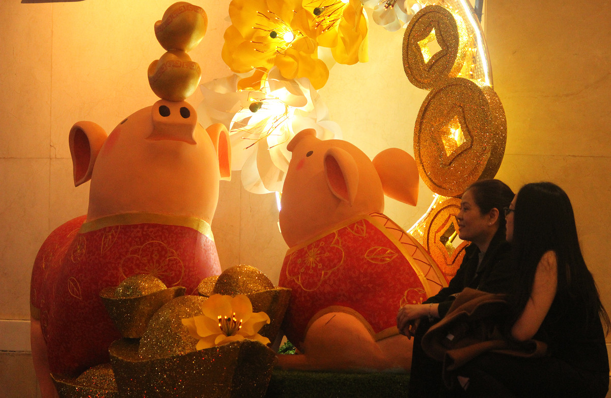 Những chú lợn linh vật cũng được các trung tâm thương mại bày biện trang trí ở khắp nơi.
