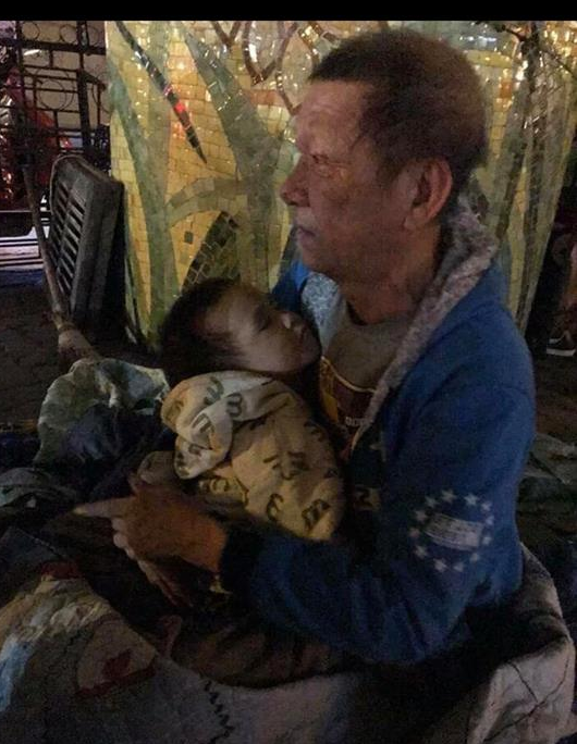 Su that ong ngoai om chau di lang thang duoi gam cau Chuong Duong