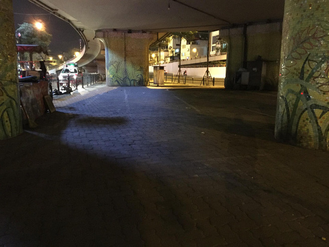 Su that ong ngoai om chau di lang thang duoi gam cau Chuong Duong-Hinh-2