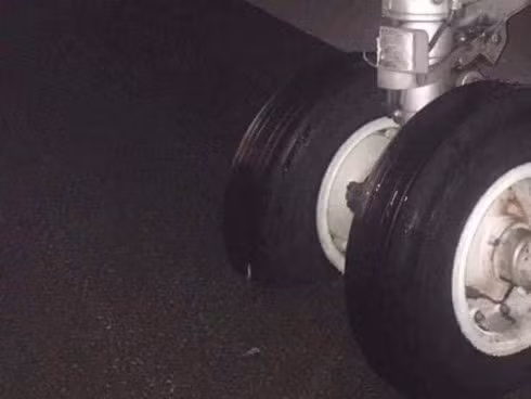  3: Máy bay Vietnam Airlines nổ lốp khi hạ cánh: Các sự cố liên tục xảy ra với Hãng hàng không Vietnam Airlines khi chiếc Airbus 321 thực hiện hạ cánh xuống sân bay Vinh (Nghệ An) sau hành trình xuất phát từ TP HCM thì bất ngờ nổ lốp bên phải ở càng trước vào tối 16/7/2018.