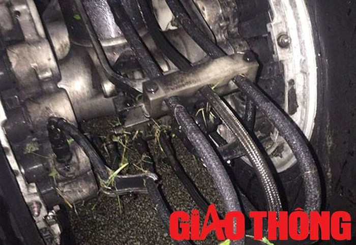 Sau sự cố, máy bay phải nằm lại trên đường băng nên toàn bộ các chuyến bay đến và đi từ sân bay Vinh không thể khai thác được. Hành khách được đưa ra khỏi máy bay và di chuyển vào nhà ga bằng xe bus. Sự cố nghiêm trọng đã khiến Cảng Hàng không này phải đóng cửa suốt 11 tiếng. Ảnh: Báo Giao Thông.