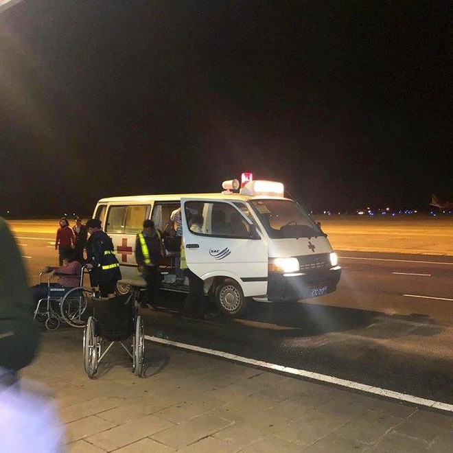 Toàn bộ 207 hành khách và phi hành đoàn phải thực hiện việc rời máy bay bằng 4 cửa thoát hiểm với phao trượt. Trong đó có 6 hành khách bị thương.