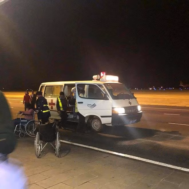 Toàn bộ 207 hành khách và phi hành đoàn phải thực hiện việc rời máy bay bằng 4 cửa thoát hiểm với phao trượt. Trong đó có 6 hành khách bị thương.