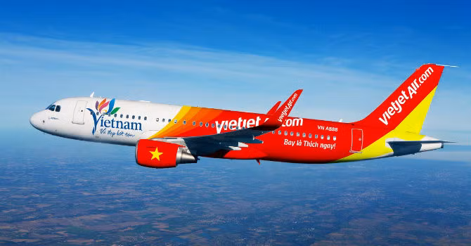  6: Máy bay VietJet gặp sự cố phải bay nhiều vòng rồi quay lại Tân Sơn Nhất: Lúc 19h05 ngày 19/11/2018, chuyến bay VJ198 khởi hành từ HCM đi Hà Nội đã có đường bay rất kỳ lạ. Sau khi cất cánh, chiếc máy bay đã quay ngược về khu vực Tây Nam sau đó bay vòng tròn khoảng 5 vòng rồi hạ cánh xuống sân bay Tân Sơn Nhất. Ảnh minh họa.