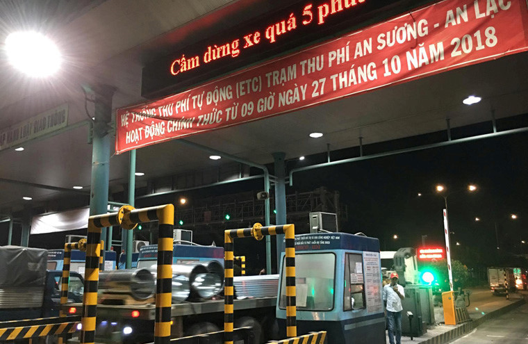 Theo IDICO, Thủ tướng và các đơn vị liên quan đã cho phép tiếp tục đầu tư bổ sung vào hợp đồng BOT thêm 4 công trình cầu vượt. Điều này đã nâng thời gian thu phí kéo dài từ 1/2/2017 đến 31/1/2033. Trước tình hình diễn ra, Sở GTVT TP HCM đã có văn bản đề nghị các đơn vị liên quan vào cuộc để đảm bảo ATGT, ANTT ở BOT An Sương - An Lạc. Ảnh: Vũ Sơn.