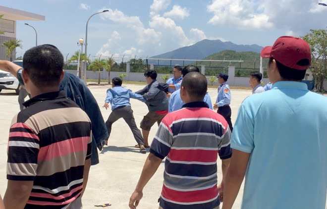 Thời điểm diễn ra sự phản đối, một tài xế bức xúc đã đuổi đánh nhân viên trạm BOT này. Ảnh: Zing.vn.