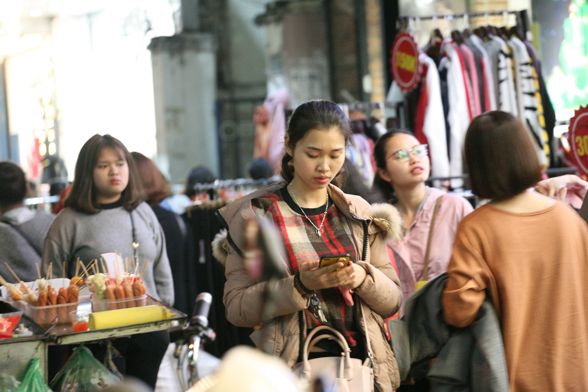 Diện tích phần đường vỉa hè dành cho người đi bộ trên phố Chùa Bộc hầu như không còn.