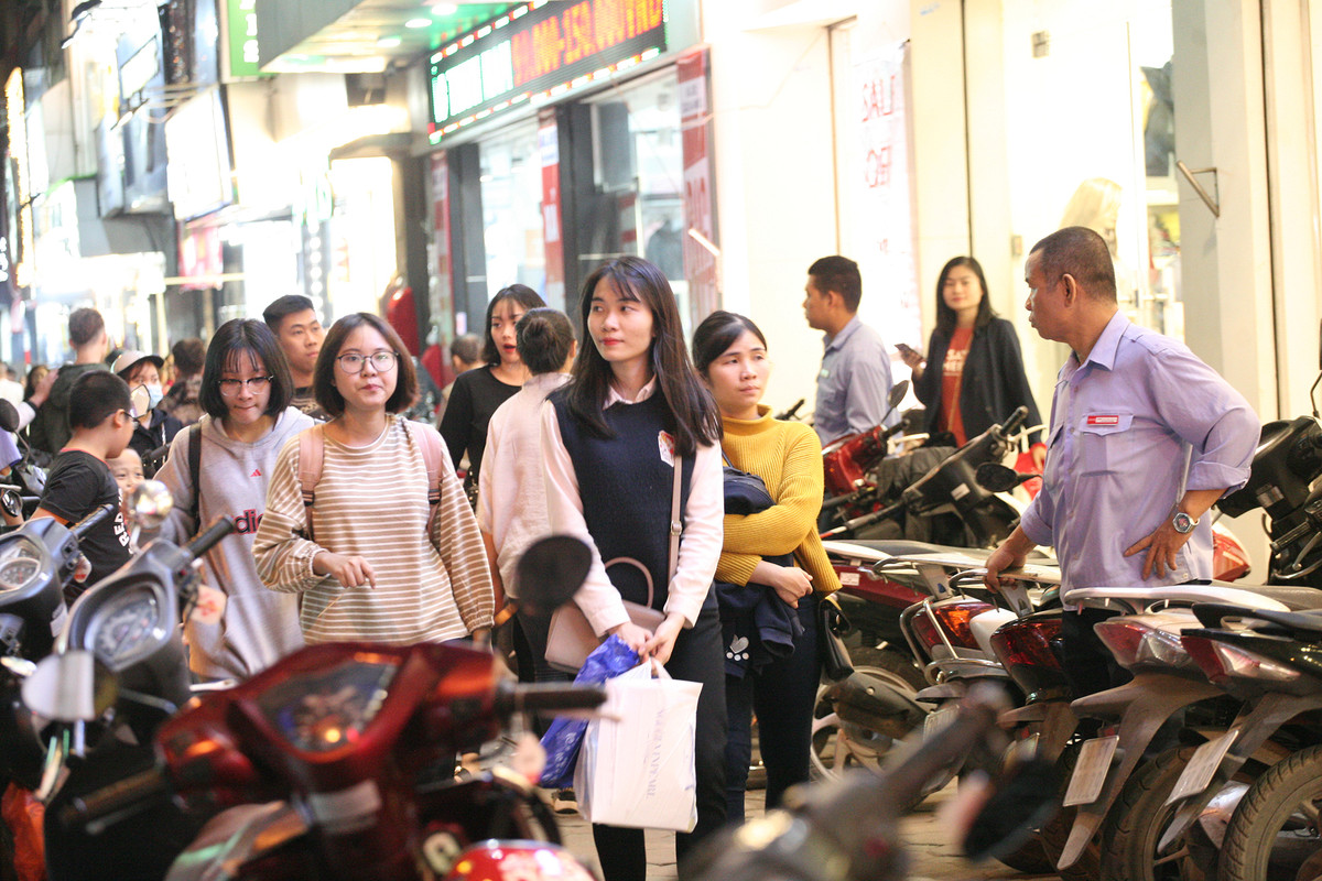 Xe máy bủa vây người đi bộ trên vỉa hè phố Chùa Bộc.