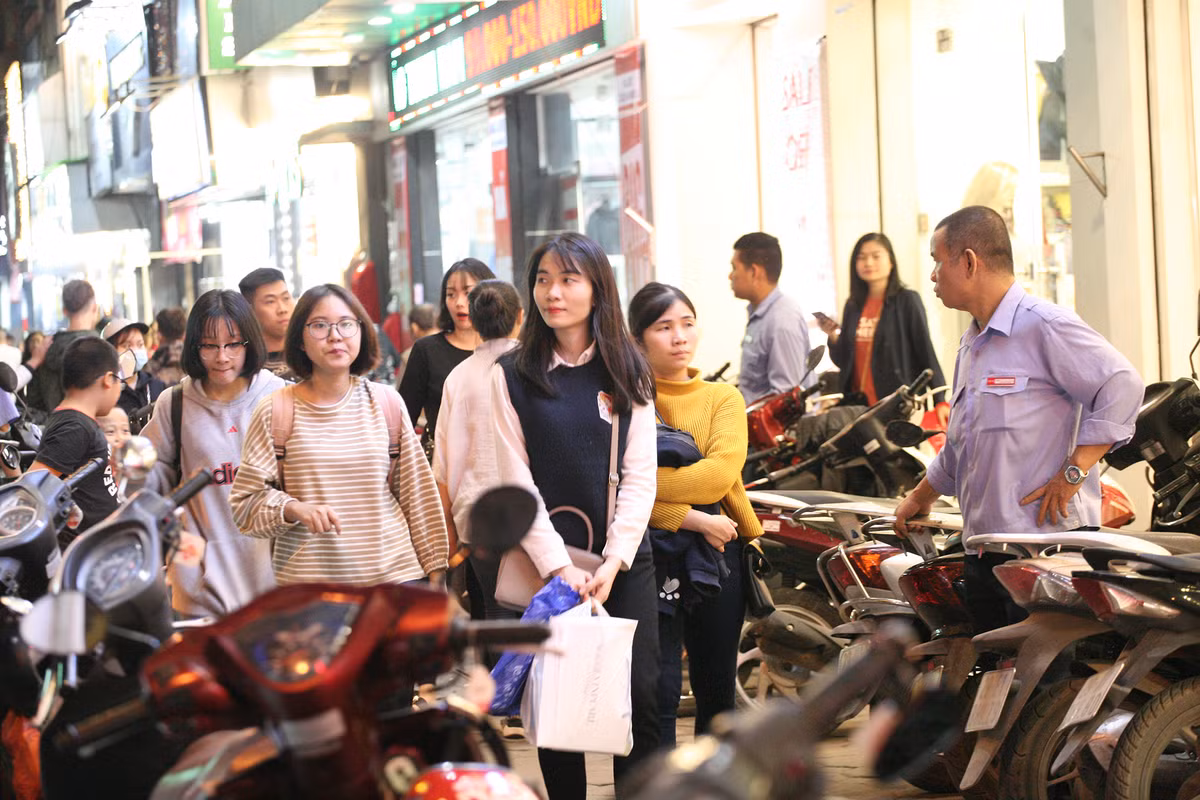 Xe máy bủa vây người đi bộ trên vỉa hè phố Chùa Bộc.