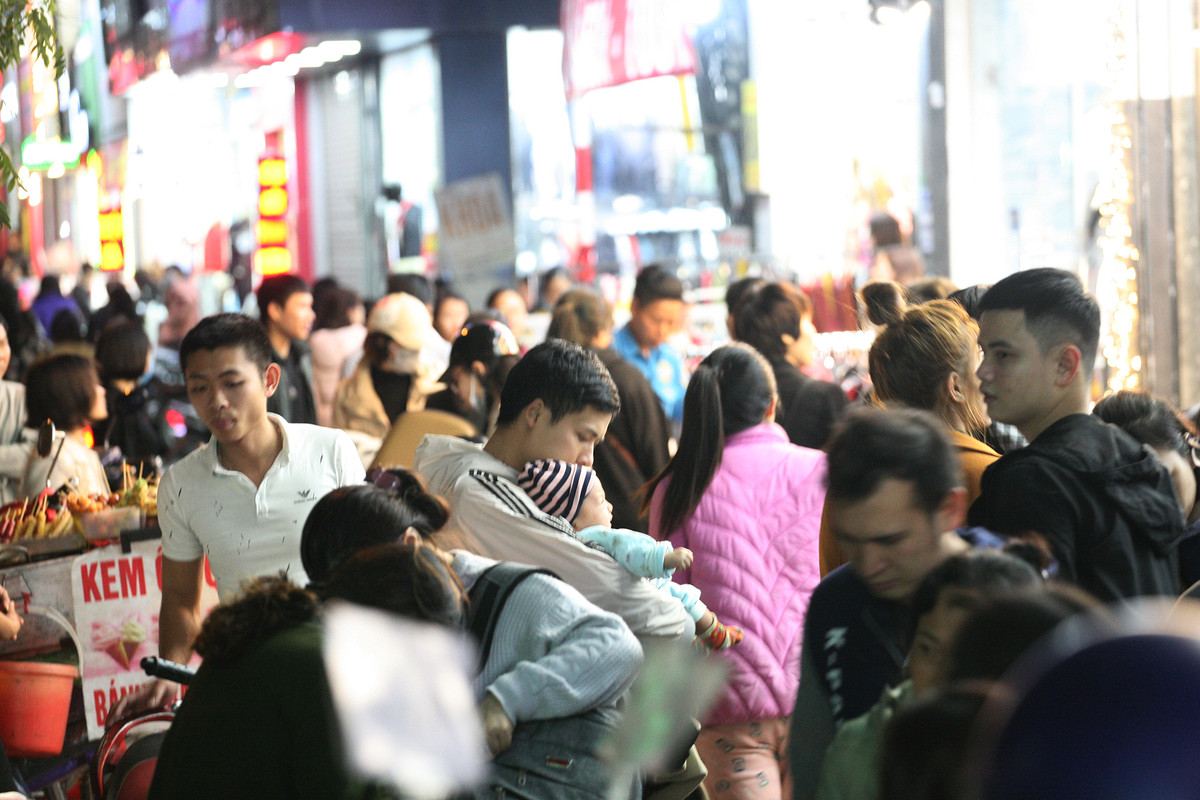 Cảnh người mua sắm đông đúc.