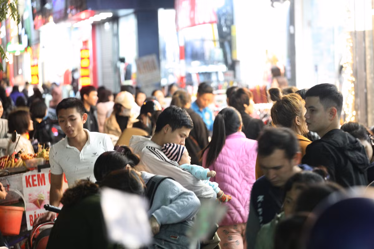 Cảnh người mua sắm đông đúc.