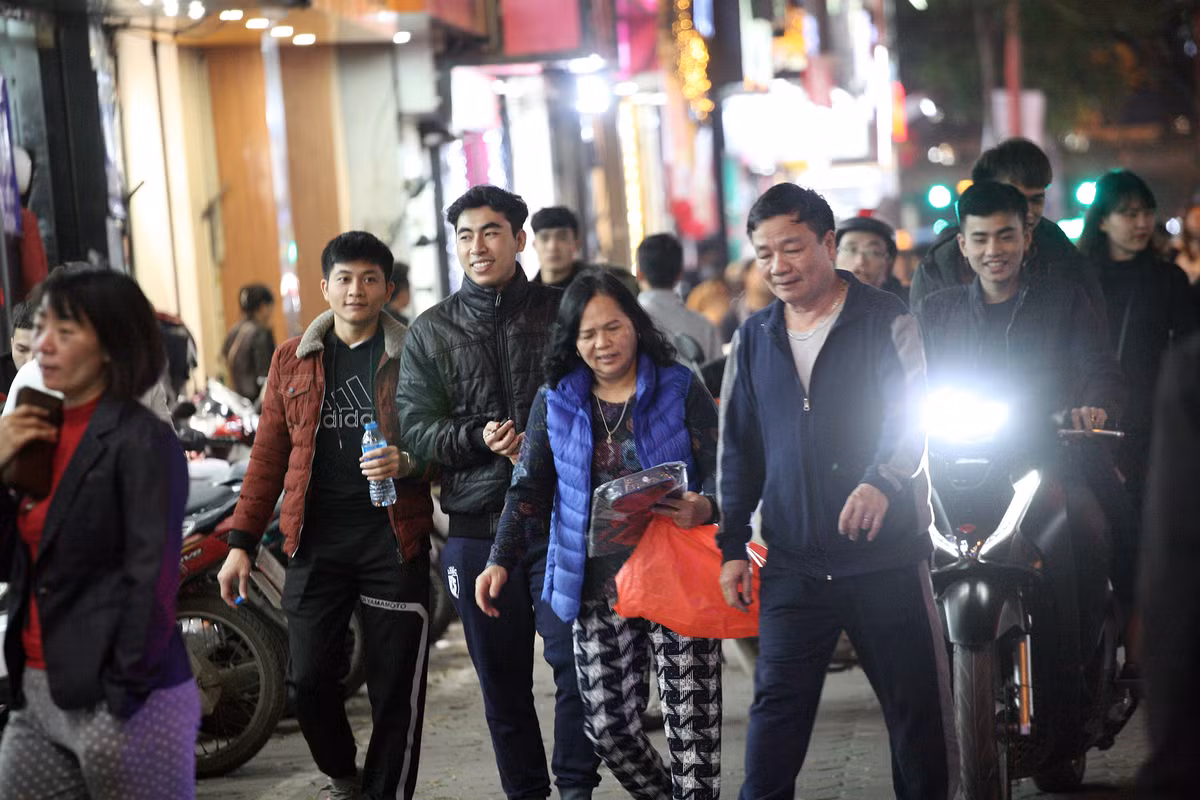 Người đi bộ mất hết không gian vì vỉa hè bị chiếm dụng.