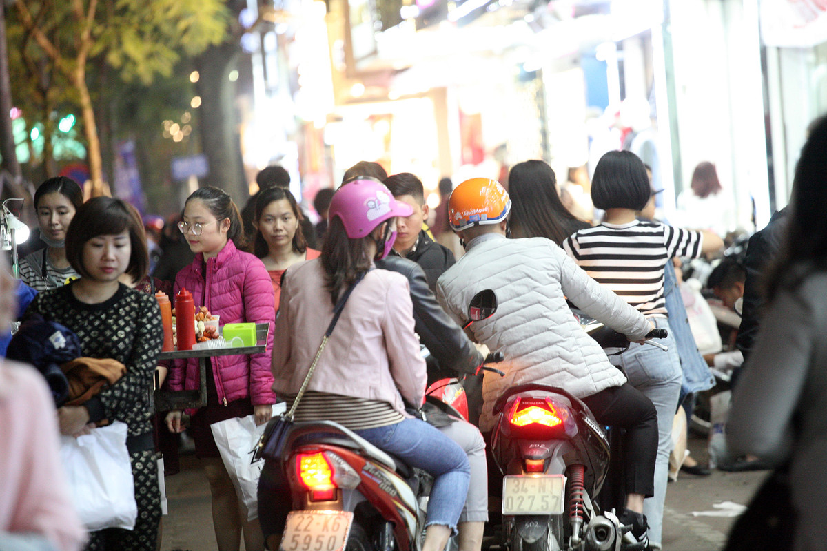 Phố Chùa Bộc (Hà Nội), là một trong những địa điểm mua sắm được hàng nghìn bạn trẻ ở Hà Nội yêu thích. Những ngày cận Tết Nguyên đán Kỷ Hợi 2019, các chủ cửa hàng ở đây đồng loạt giảm giá nên càng thu hút giới trẻ đổ xô nhau đến.