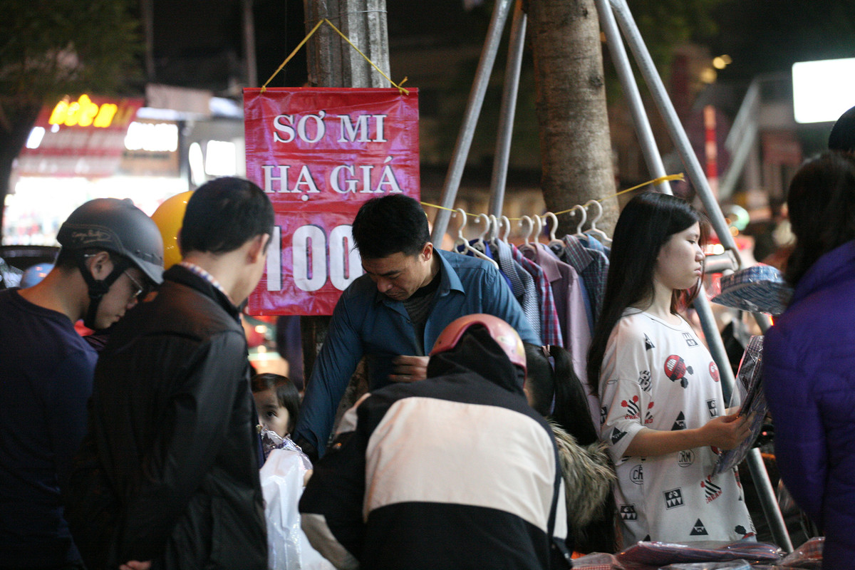 Cảnh tượng lấn chiếm vỉa hè ở phố Chùa Bộc càng trở nên nhức nhối hơn những ngày cận Tết Nguyên đán 2019.