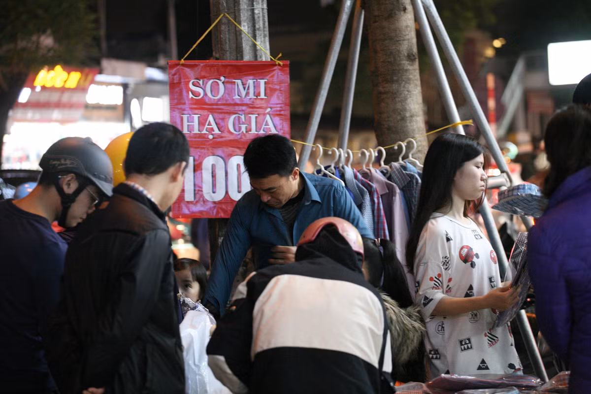 Cảnh tượng lấn chiếm vỉa hè ở phố Chùa Bộc càng trở nên nhức nhối hơn những ngày cận Tết Nguyên đán 2019.