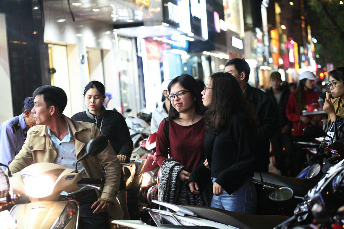 Xe máy cũng phải lao lên vỉa hè để di chuyển.