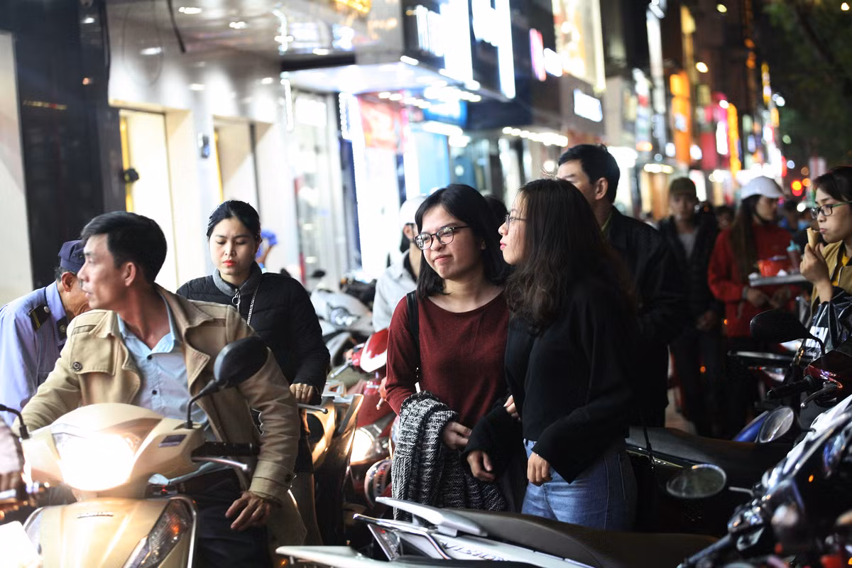 Xe máy cũng phải lao lên vỉa hè để di chuyển.