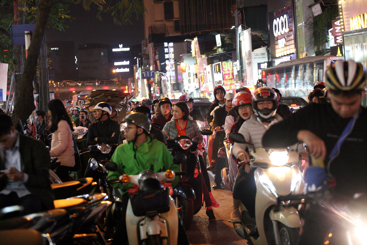 Bên cạnh lượng người kéo nhau đến đây mua sắm đông, thì việc các chủ cửa hàng "chiếm dụng" vỉa hè làm nơi đỗ xe, bày bán quần áo đã càng khiến giao thông khu vực này hỗn loạn, tắc nghẽn.