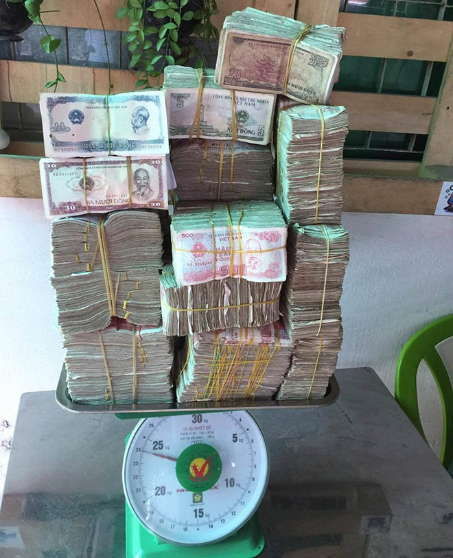 Trước tình hình, ngày 11/8/2017, UBND tỉnh Tiền Giang kiến nghị Bộ GTVT giảm phí BOT Cai Lậy. Tuy nhiên, trong các ngày 13-14/8/2017, cánh tài xế đã mang lợn quay đến “cúng” trạm BOT này và tiếp tục dùng tiền lẻ trả phí khiến BOT Cai Lậy phải xả trạm. Đến ngày 30/11/2017, BOT Cai Lậy thu phí trở lại, nhưng cánh tài xế tiếp tục phản đối bằng việc đòi trả lại tờ tiền mệnh giá 100 đồng. Ảnh: VietNamNet.