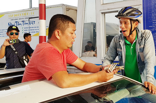 Ngày 4/12/2017, Thủ tướng Chính phủ Nguyễn Xuân Phúc đã yêu cầu dừng thu phí BOT Cai Lậy trong 1 tháng để tìm giải pháp cho trạm này. Ngay sau đó, Bộ GTVT đã đưa ra 5 phương án cho BOT Cai Lậy. Đặc biệt, tại buổi họp báo ngày 28/9/2018, đại diện Bộ GTVT cho biết đang tập trung phân tích tính khả thi của 2 phương án đầu tiên gồm: Giữ nguyên trạm, giảm phí; đặt 2 trạm thu phí. Ảnh: Zing.vn.