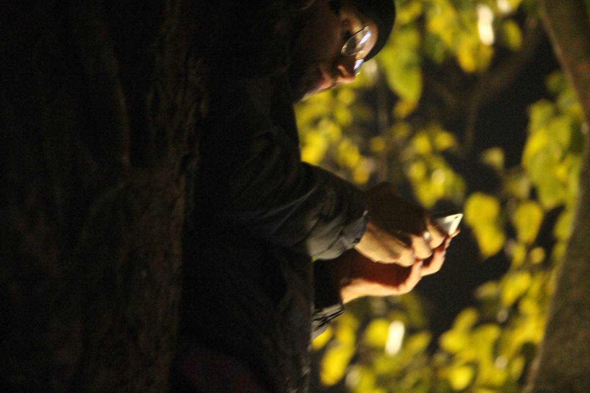 Thậm chí một trong hai người này còn không cần bám vào cành cây, ngược lại anh ta sử dụng tay để nghịch điện thoại mặc kệ cho hàng nghìn người đứng bên dưới theo dõi mình.