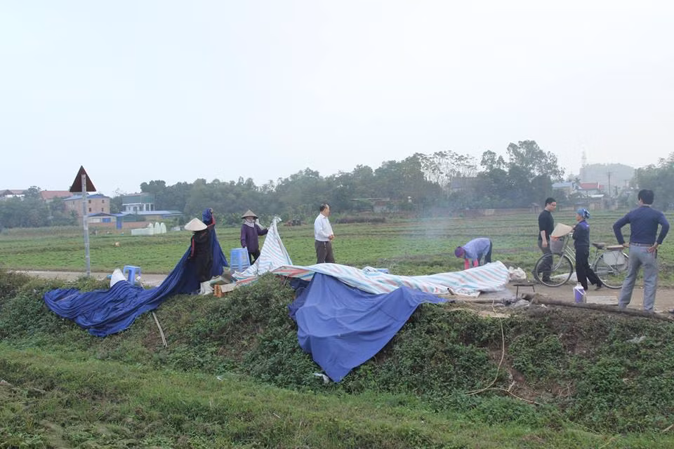 Trao đổi với PV, ông Phạm Xuân Phương - Bí thư huyện Sóc Sơn cho biết, bãi rác Nam Sơn đã hoạt động trở lại. Sau quá trình vận động, thuyết phục, người dân đã dừng việc ngăn chặn và hiện tại các xe chở rác đã có thể đi vào khu xử lý chất thải.