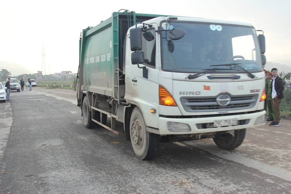 Những chiếc xe chở rác đã bắt đầu di chuyển vào khu xử lý sau khi người dân không còn chặn đường.