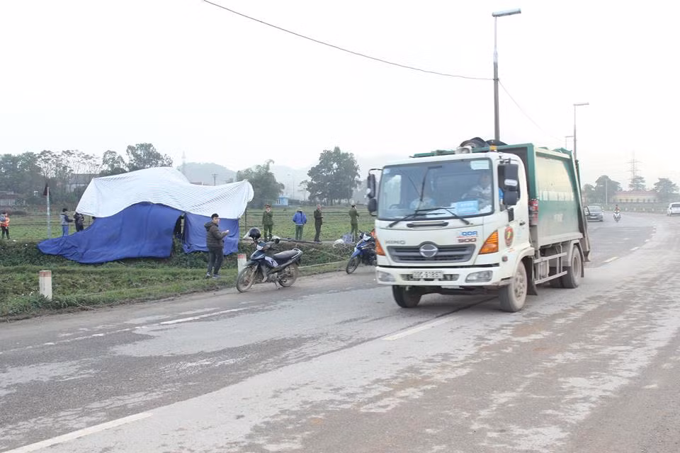 Trước đó, nguyên nhân dẫn tới tình trạng người dân chặn xe rác là để yêu cầu chính quyền phải đẩy nhanh tiến độ di dời, và định cư cho các hộ dân sinh sống trong bán kính khu xử lý rác 500 mét.